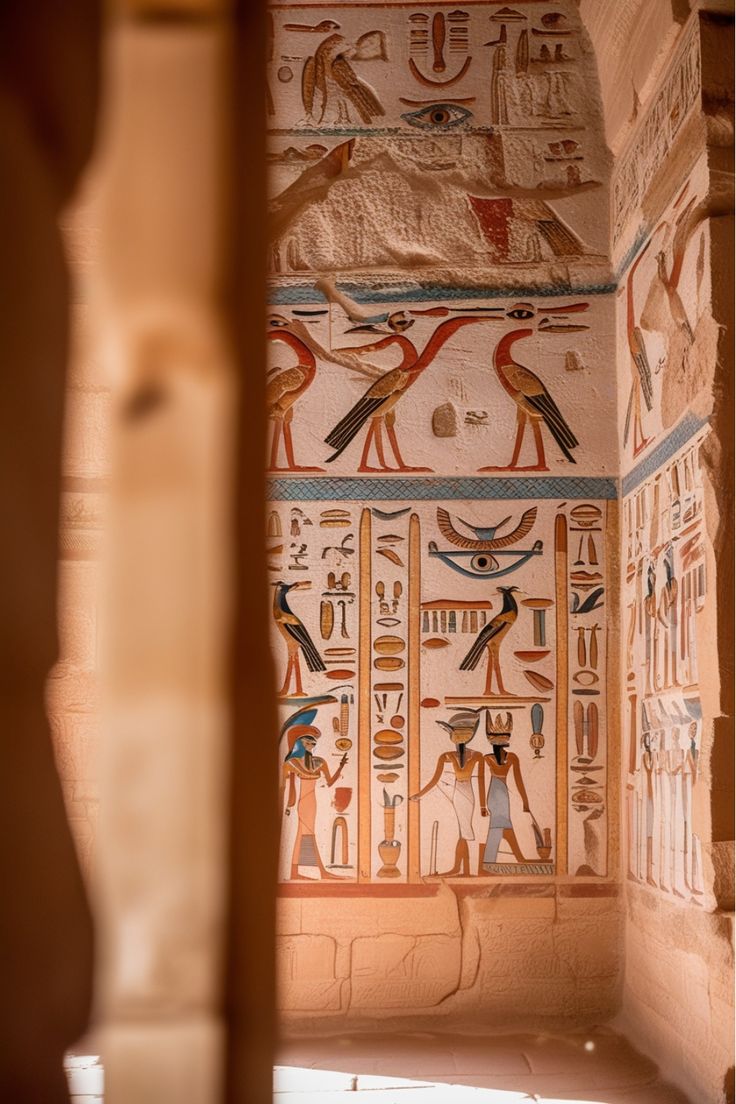 Hieróglifos policromados em templo egípcio ancestral